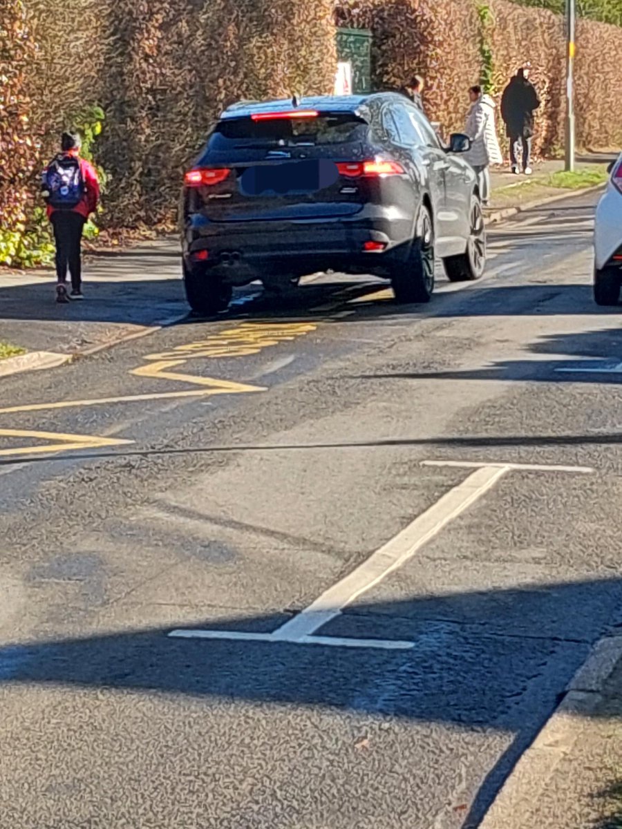 Halesowen PCSO'S Conducted parking patrols outside Hales Valley Trust, Lapal Primary School this morning. More fixed penalties were issued. #parkitdontplonkit