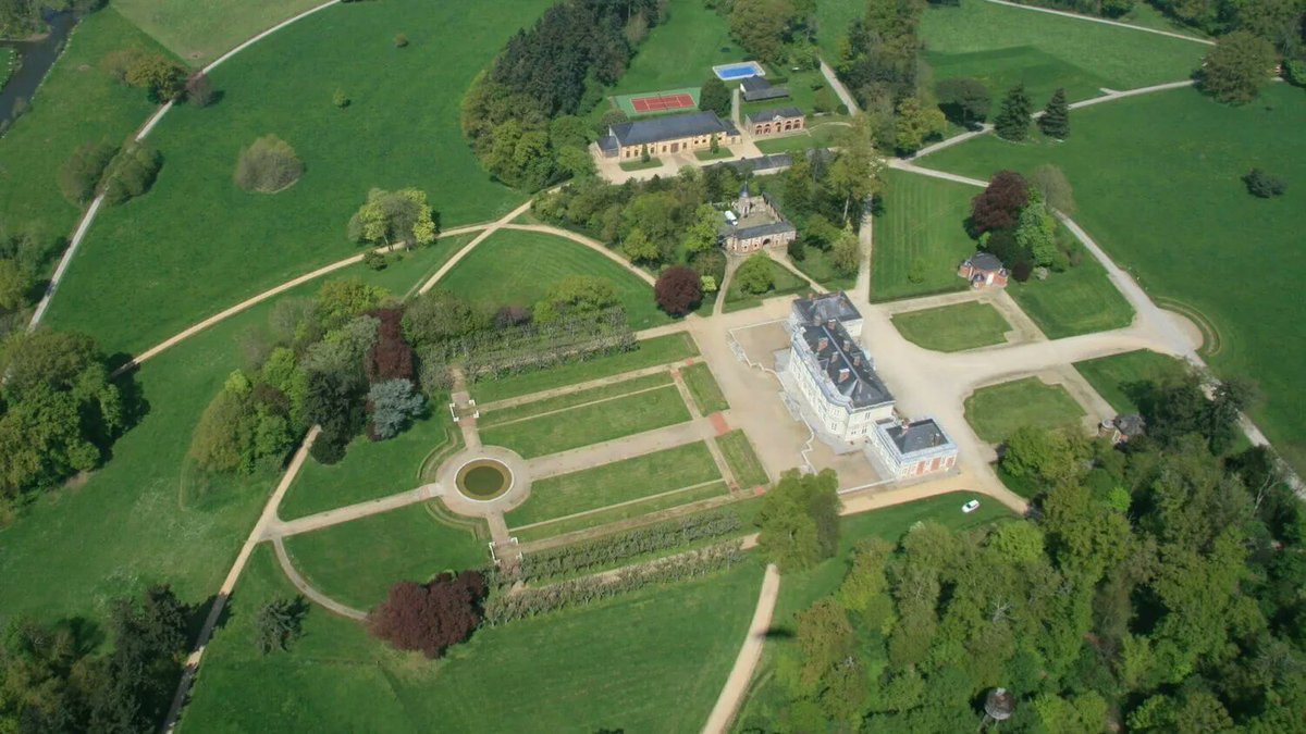 joyauxdela's tweet photo. En cette journée internationale des monuments et sites, je prends une bonne résolution : visiter les 16 sites de la route des Joyaux de la Mayenne ! https://t.co/VmhyZ8E6N7