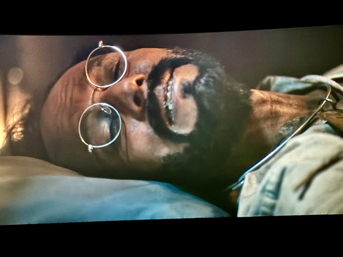 Since this film enters 5th week of running, here's one detail that blew me & that others haven't ment The 'Teeth' Being in jail, no access to hygiene took toll on #Savarkar's teeth & he had to start using dentures much earlier. King of details @RandeepHooda🙌 #SavarkarMovie