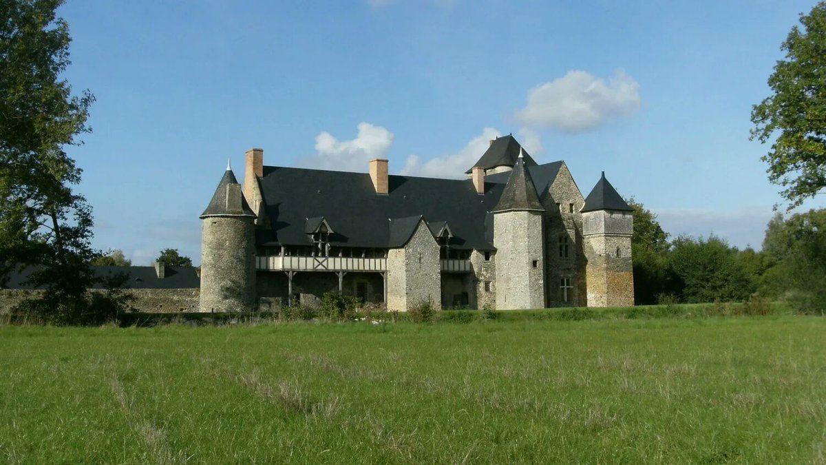 joyauxdela's tweet photo. En cette journée internationale des monuments et sites, je prends une bonne résolution : visiter les 16 sites de la route des Joyaux de la Mayenne ! https://t.co/VmhyZ8E6N7