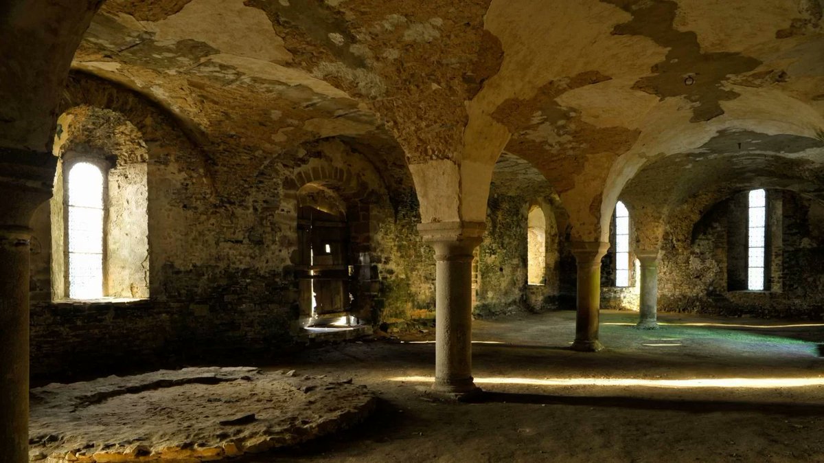 joyauxdela's tweet photo. En cette journée internationale des monuments et sites, je prends une bonne résolution : visiter les 16 sites de la route des Joyaux de la Mayenne ! https://t.co/VmhyZ8E6N7