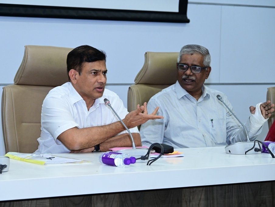 DDMA_Pune's tweet photo. आपत्कालीन परिस्थितीत दुर्गम भागातील नागरिकांना आवश्यक त्या सर्व सोई-सुविधा मिळतील तसेच त्यांची गैरसोय टाळण्याच्यादृष्टीने नियोजन करण्याबाबत संबंधित विभागाने नागरिकांना सोप्या भाषेत परंतू अद्ययावत माहिती देण्याची कार्यवाही करावी,अशा सूचना जिल्हाधिकारी डॉ. सुहास दिवसे यांनी दिल्या. https://t.co/Q3Y5JVM4rg