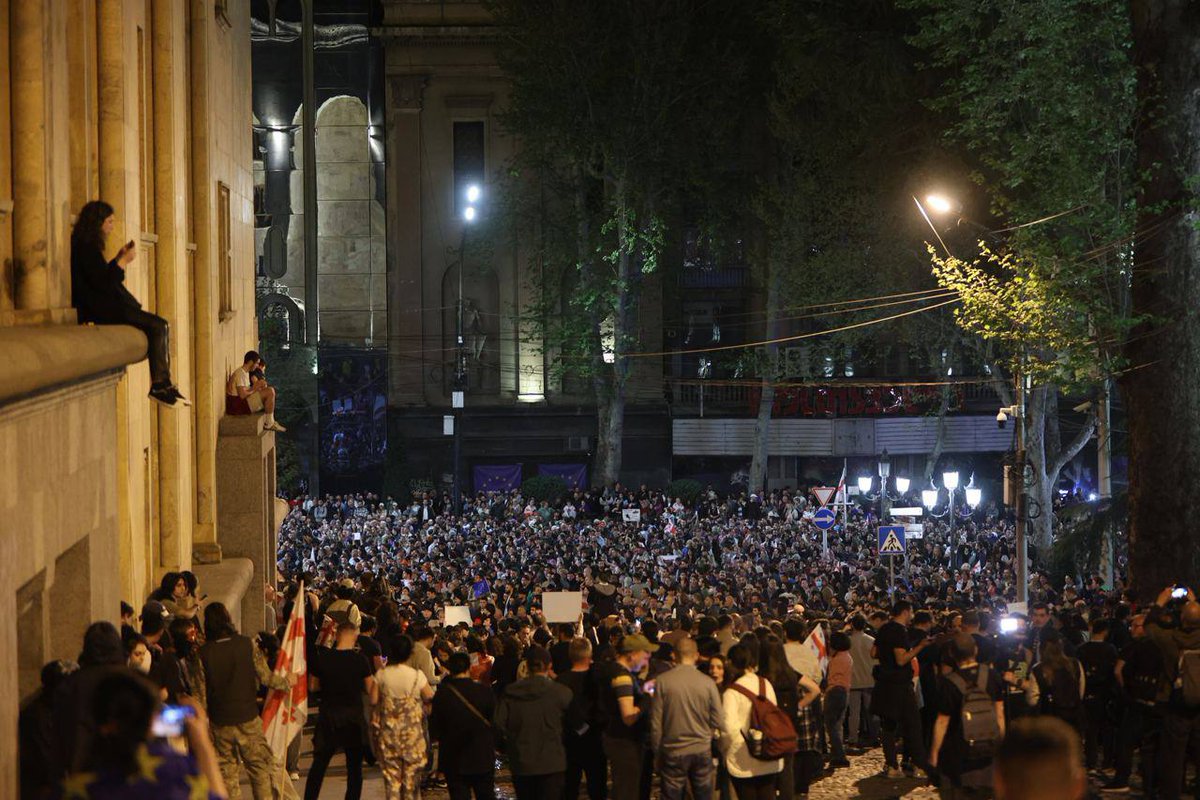 🇬🇪 Вот так выглядела улица перед парламентом Грузии минувшей ночью Грузины третью ночь подряд протестуют против принятия закона об «иноагентах». Фото из соцсетей