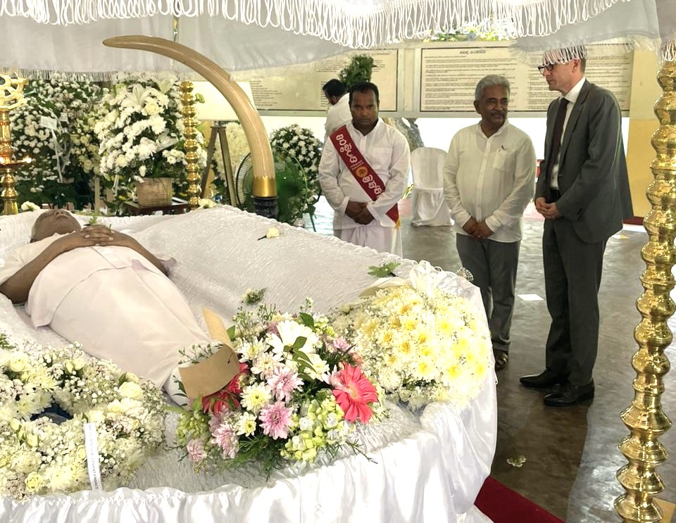 HC @AmbEricWalsh paid his respects to Late Dr. A.T. Ariyaratne at @sarvodayalanka and conveyed his condolences to the family. Dr. Ariyaratne was a long-standing partner of @CanadaDev. His legacy of serving the poorest and vulnerable will live on in their hearts.