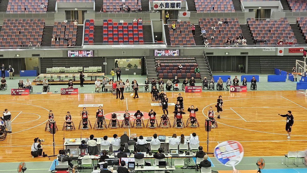 日本勝利❗
車いすバスケ初観戦おもしろかった！
インバウンドの前からガシャガシャ！
フロントコートにボールがあっても、バックコートでガシャガシャ！
オフボールでもみんな動いてて、見るとこ多すぎて大変(@_@)

#WeAreWheelcahirBasketball
#車いすバスケ #車いすバスケットボール
#fearlessjapan