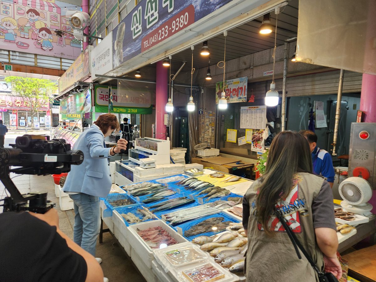 Dustin_Japan's tweet photo. 昨日[HBC現代放送] 新規バラエティー「ツインズ-市長一周」
清州「カギョンターミナル市場」編を撮影してきました！

おいしい食べ物も食べて見物も楽しくしました✌今回はハファエル一人で撮影しましたが、3回目からはシウも投入されるそうなので、楽しみに!!🙌 https://t.co/FuHJ1uUD40