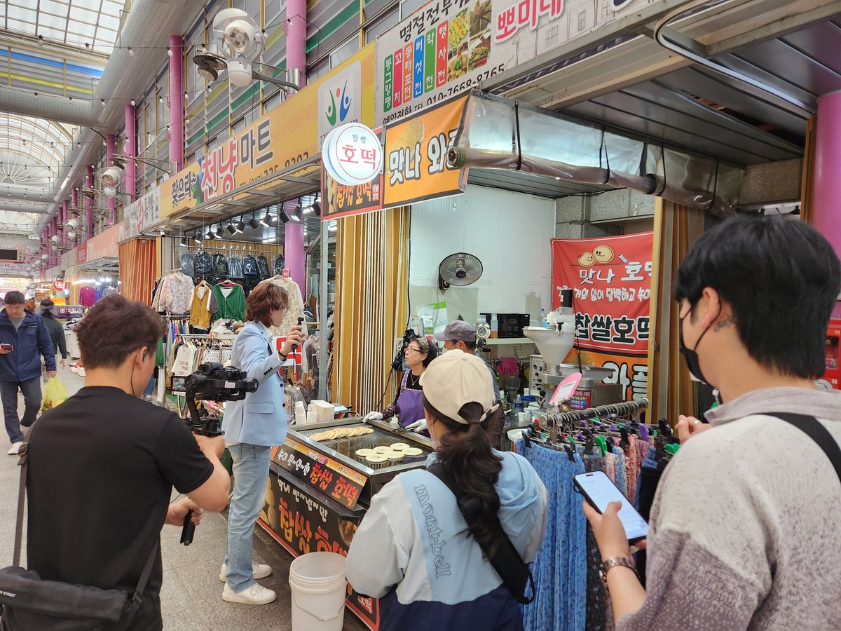 昨日[HBC現代放送] 新規バラエティー「ツインズ-市長一周」
清州「カギョンターミナル市場」編を撮影してきました！

おいしい食べ物も食べて見物も楽しくしました✌今回はハファエル一人で撮影しましたが、3回目からはシウも投入されるそうなので、楽しみに!!🙌