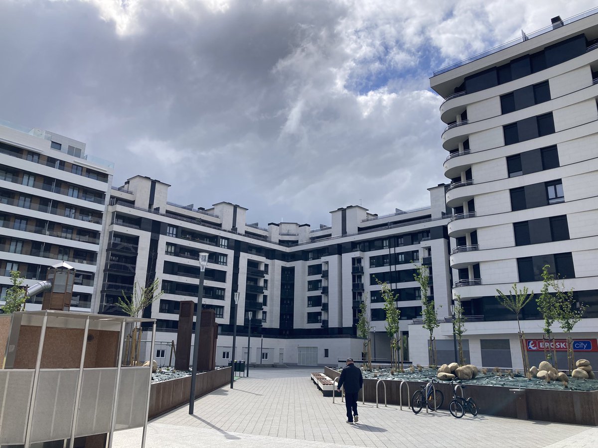 DSotoOrtiz's tweet photo. Acabo de llegar a Zarauz, pero no sé si estoy en San Bartolomé, o en Txomin Enea, o en el PAU de Sanchinarro, o en el extrarradio de Zamora o en un render en 3D de una promotora inmobiliaria. https://t.co/eEMv0uMJsg