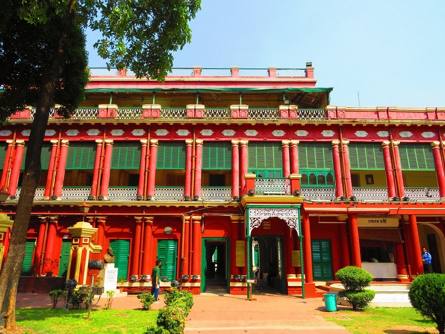 On #WorldHeritageDay, sharing pics of four structures explored in the last year which gave me joy. Temples in Rajnagar (north of #Darbhanga, #Bihar) & inside #Chitradurga Fort, #Karnataka; Tomb in Aonla, nr #Bareilly, Uttar Pradesh; Tagore family house, #Kolkata, #Bengal