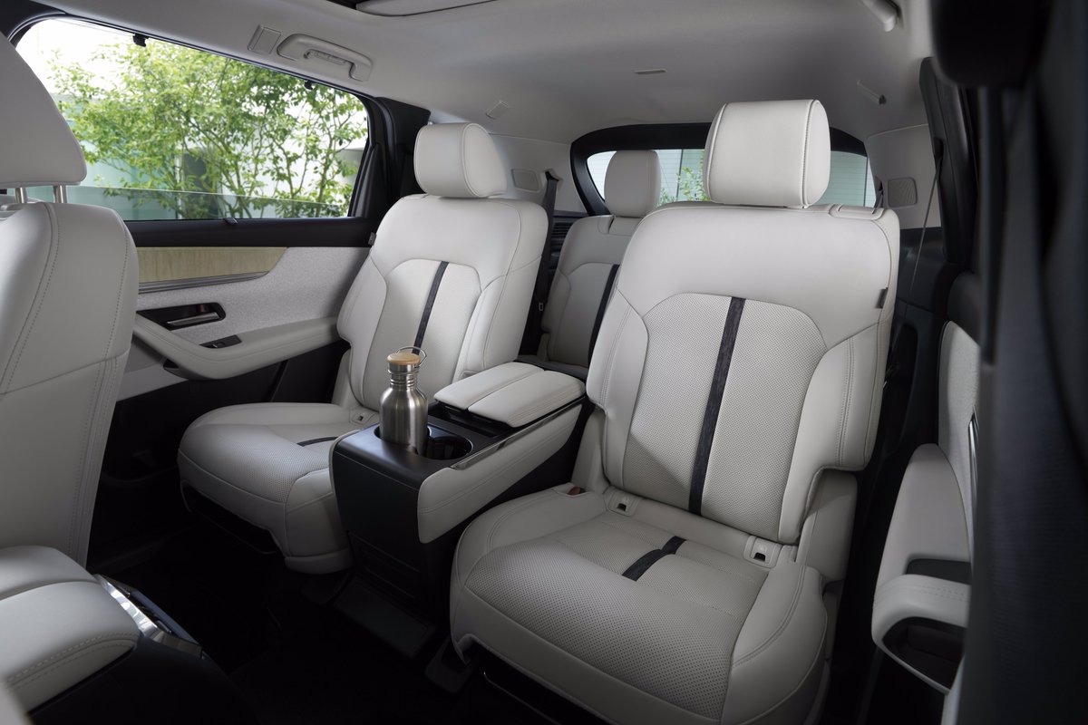 taku2_4885's tweet photo. 欧州マツダがラージ商品群第4弾「CX-80」を正式発表！

・アーティザンレッドとMelting Copper Metallicを設定。
・現時点でPHEVと直6ディーゼル設定
・Amazon Alexa採用。
・欧州では5月7日から予約受付開始。 https://t.co/Li8rFp90yh