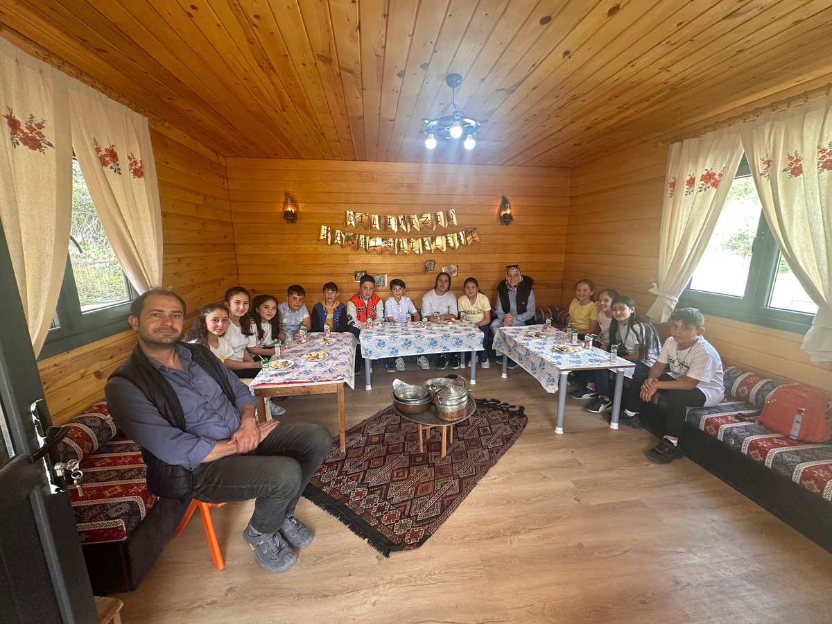 KumruSehit's tweet photo. Çamaş Şehit Erda Uygun Ortaokulu 5. ve 6. Sınıf Öğrencileri,Okul Müdürü Uğur Durdu , öğretmenleri Emine GİRGİN ve Bayram Doğan YILDIRIM “Masal Evi”ne ziyarette bulundular.Öğrencilerimize ve öğretmenlerine bu güzel ziyaretlerinden dolayı teşekkür ederiz. https://t.co/dtZrXwhpBl
