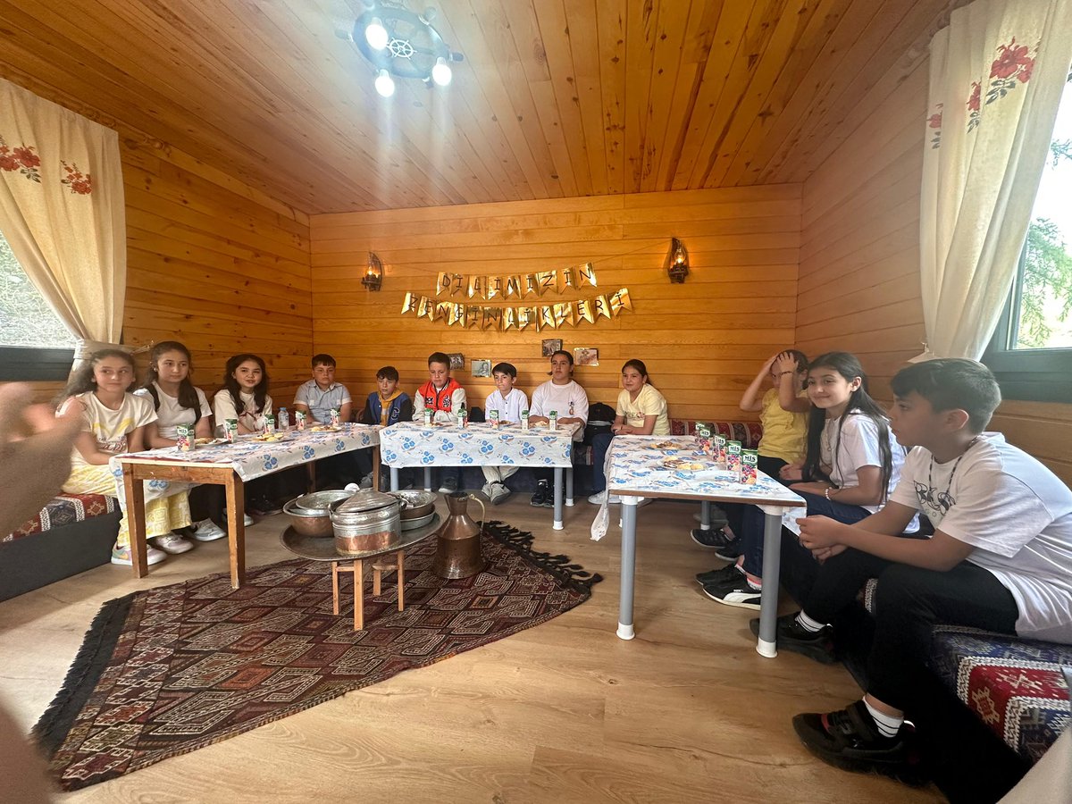 KumruSehit's tweet photo. Çamaş Şehit Erda Uygun Ortaokulu 5. ve 6. Sınıf Öğrencileri,Okul Müdürü Uğur Durdu , öğretmenleri Emine GİRGİN ve Bayram Doğan YILDIRIM “Masal Evi”ne ziyarette bulundular.Öğrencilerimize ve öğretmenlerine bu güzel ziyaretlerinden dolayı teşekkür ederiz. https://t.co/dtZrXwhpBl