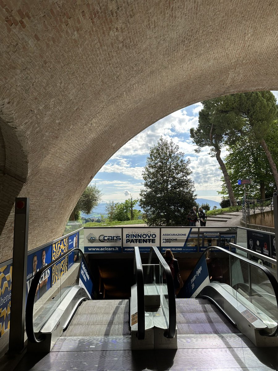 My morning commute to #ifj24 involves a little funicular up the hills, and a few escalators through Etruscan walls and arches