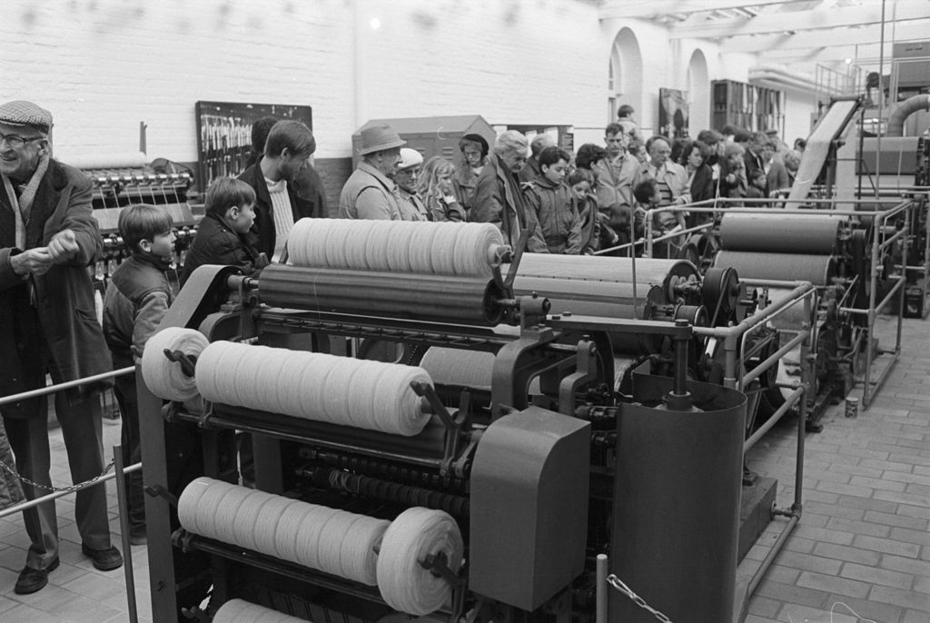 RATilburg's tweet photo. #collectievissen #textiel Op 17 maart 1986 opende het vernieuwde @TextielMuseum. Al een week eerder mochten Tilburgers helemaal gratis een kijkje komen nemen in de voormalige textielfabriek van Mommers. En dat liet #Tilburg zich geen twee keer zeggen [Persbureau Van Eijndhoven] https://t.co/444Fa0SZzP