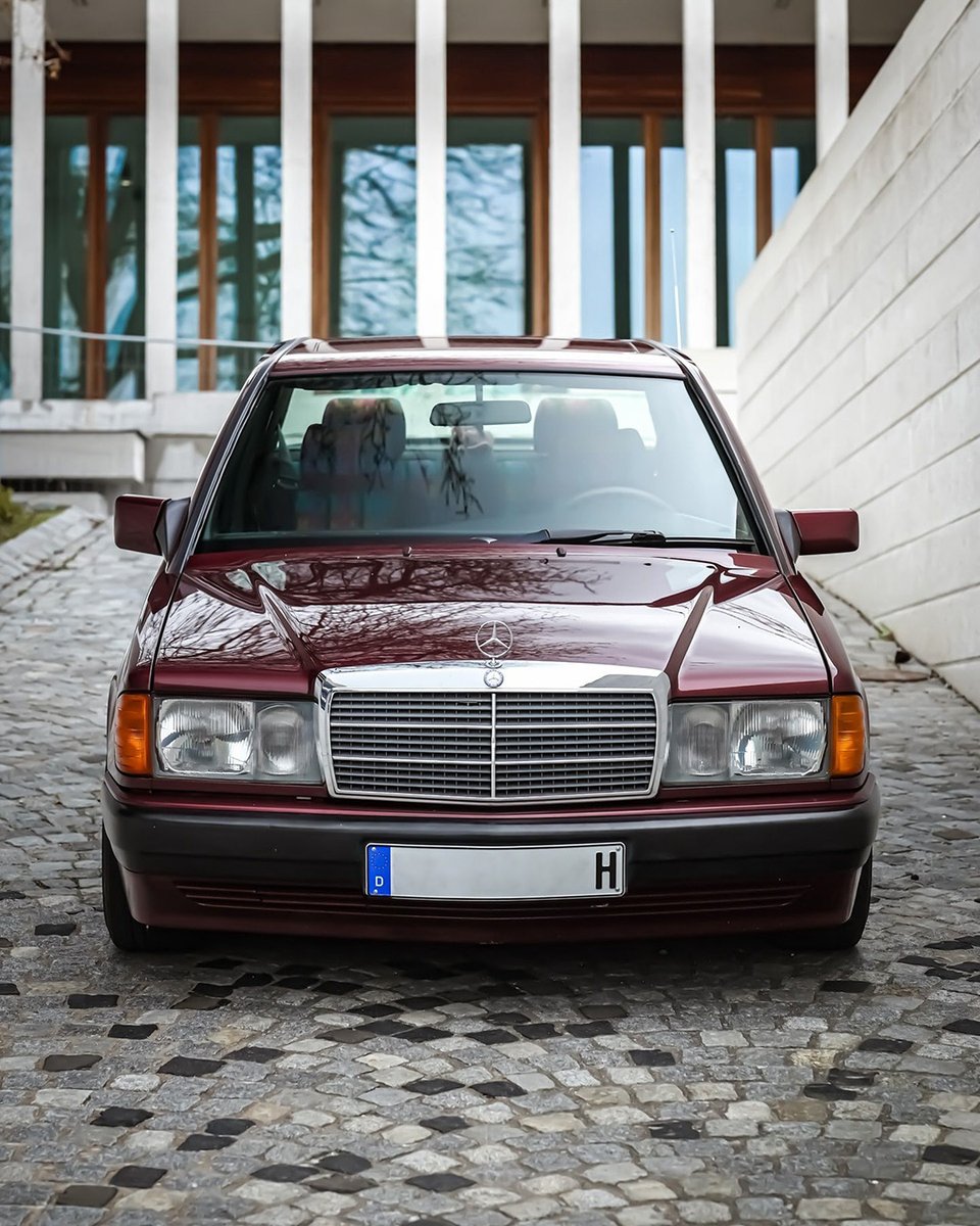 Wer kann bei diesem Anblick widerstehen? Dieser Mercedes-Benz 190 E aus dem Jahr 1992 ist ein wahres Prachtstück. 😍 Danke für das tolle Foto! 📸 190avantgarde (IG) #MercedesBenz #MBclassic #tbt