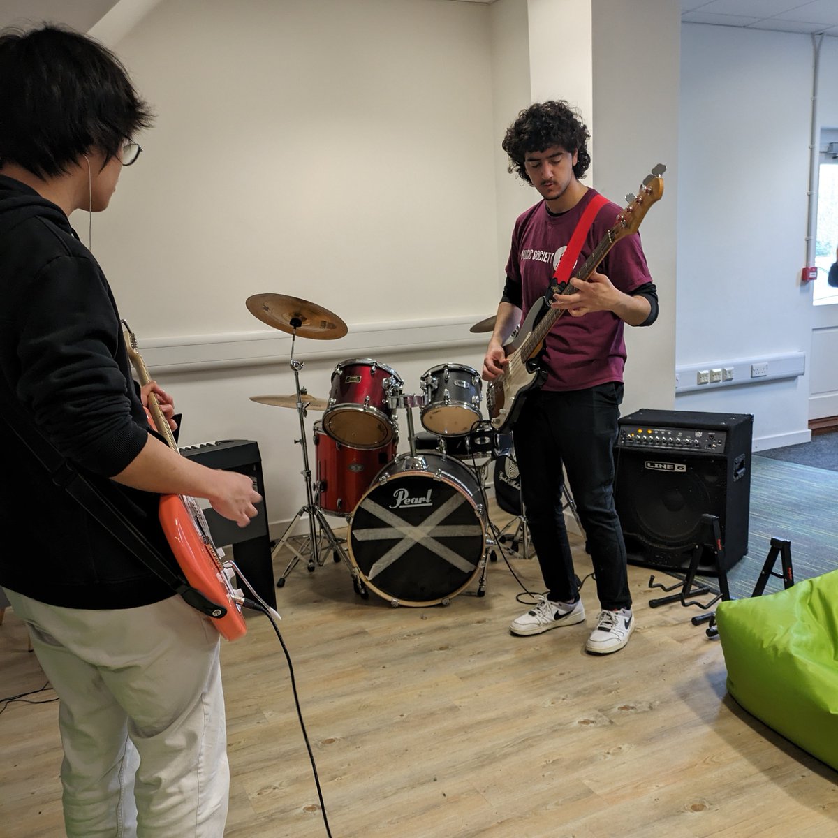 Last month students enjoyed a music jam session with @essexmusicsociety!

We hope to do another collab event again for more students to get involved.

#KaplanLife #YourPathYourWay #UEIC #StudentLife #StudyinColchester #StudyAbroad #UniofEssex #Essex