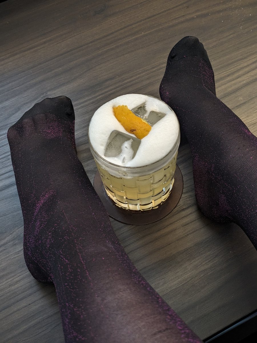 More taste, more yum. 😋

#patreon #onlyfans #bartending #cocktail #cocktails #drinks #mixology #feet #leggings #nylons #pantyhose #stockings #tights