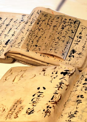 livedoornews's tweet photo. 【歴史的発見】藤原定家直筆の「古今和歌集」注釈書が見つかる
https://t.co/whcswyV2Ij

冷泉家が蔵で保管していた「古今伝授箱」に入っていたという。注釈書「顕注密勘」は写本が重要文化財に指定されているが、直筆書が確認されたのは初めてで、専門家は「国宝級の発見」と評価している。 https://t.co/x7F2WBeK54