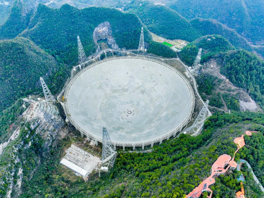Le radiotélescope sphérique de cinq cents mètres d'ouverture de la Chine, le plus grand radiotélescope à parabole unique au monde, a identifié plus de 900 nouveaux pulsars depuis sa mise en service en 2016, a déclaré mercredi son opérateur.