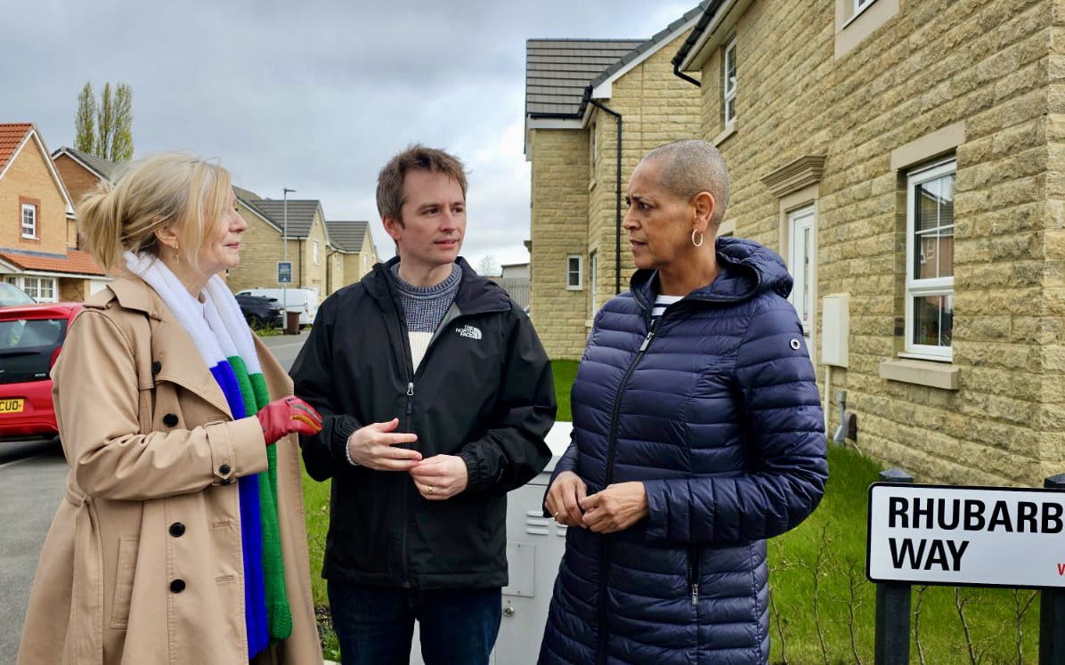 Good to catch up with @TracyBrabin and @alison_4life in East Ardsley last week where we discussed bringing the buses back into public control and keeping our streets safe. Remember to #ReelectTracy as our West Yorkshire Mayor on Thursday 2nd May or when your postal vote arrives.