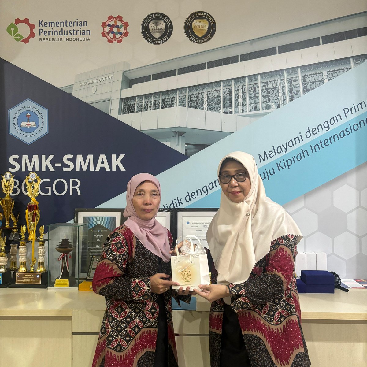 smksmakbogor's tweet photo. Guru, tempatku menuntut ilmu..
Guru, tempatku berkeluh dan mengadu..
Terimakasih ibu Eti atas jasamu..
Semoga engkau sehat dan bahagia selalu..
#WargaAnalis akan merindukanmu..

Selamat memasuki masa purnabakti untuk ibu Sumiyati. Jasamu akan selalu kami kenang 🙏

#smakbo https://t.co/ZG9r1DJnbw