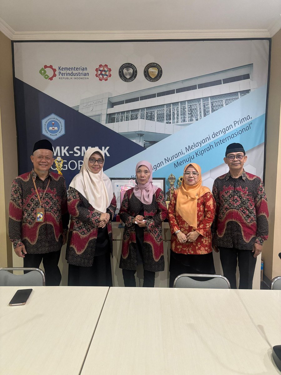 smksmakbogor's tweet photo. Guru, tempatku menuntut ilmu..
Guru, tempatku berkeluh dan mengadu..
Terimakasih ibu Eti atas jasamu..
Semoga engkau sehat dan bahagia selalu..
#WargaAnalis akan merindukanmu..

Selamat memasuki masa purnabakti untuk ibu Sumiyati. Jasamu akan selalu kami kenang 🙏

#smakbo https://t.co/ZG9r1DJnbw