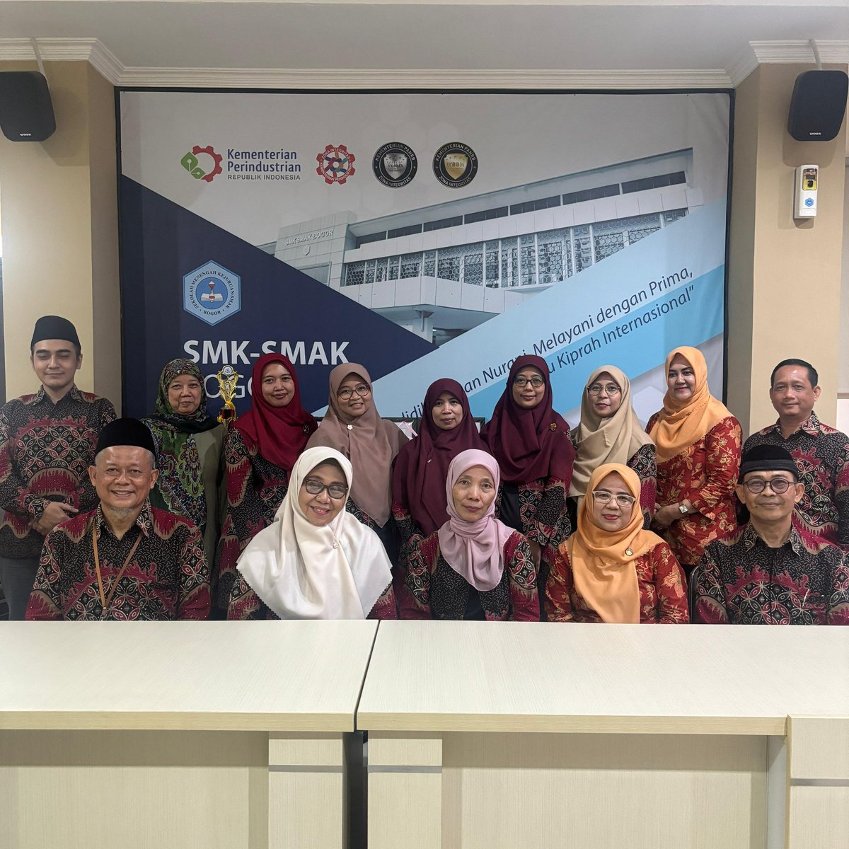 smksmakbogor's tweet photo. Guru, tempatku menuntut ilmu..
Guru, tempatku berkeluh dan mengadu..
Terimakasih ibu Eti atas jasamu..
Semoga engkau sehat dan bahagia selalu..
#WargaAnalis akan merindukanmu..

Selamat memasuki masa purnabakti untuk ibu Sumiyati. Jasamu akan selalu kami kenang 🙏

#smakbo https://t.co/ZG9r1DJnbw