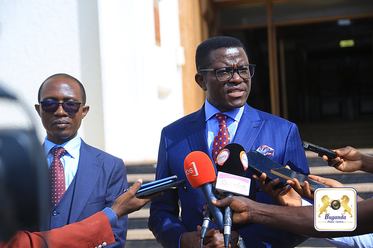 Katikkiro @cpmayiga asisinkanye abaami baamasaza abaggya n'abamyuka baabwe n'abasibirira entanda ey'okutambuliza obuweereza bwabwe mu Nnamutaayiika w'obwakabaka omuva ensonga Ssemasonga ettaano ezirambika obuweereza bwabwe. Minisita wa Gavumenti ez’Ebitundu n'ensonga za Buganda