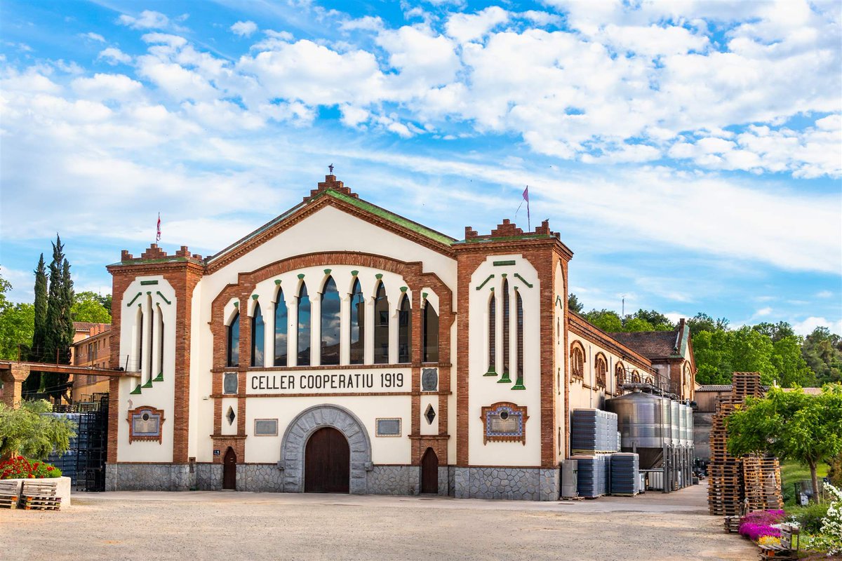 👪🍷Qui diu que els cellers no són per a les famílies? Descobriu el @CellerMasroig, de forma interactiva i divertida, tot resolent enigmes. Completeu la vostra visita al castell de #Falset i la cooperativa. ℹ️tuit.cat/47rnm 📸@cellermasroig, etimonline #CostaDaurada