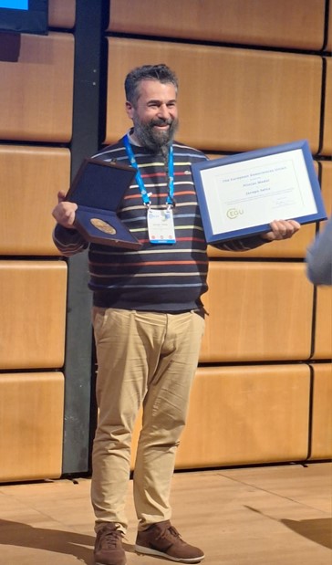 Il Prof. Jacopo Selva dell'Università di Napoli Federico II, già ricercatore presso l'#INGV, ha ricevuto la prestigiosa #MedagliaPLINIUS dell'#EGU per la sua ricerca interdisciplinare sui #rischinaturali bit.ly/49JK9MV @ingv_president @EuroGeosciences @UninaIT