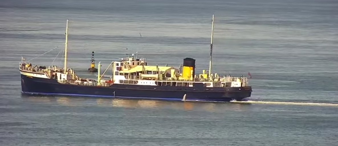 ColinMBaxter's tweet photo. @Shieldhall Go West ! Spotted on the #ColwellBay #IsleofWight web cam at 1000 passing #EnglishHeritageHurstCastle #HurstCastle #Solent @NatHistShips heading for #Falmouth https://t.co/xY8mE8Srbu