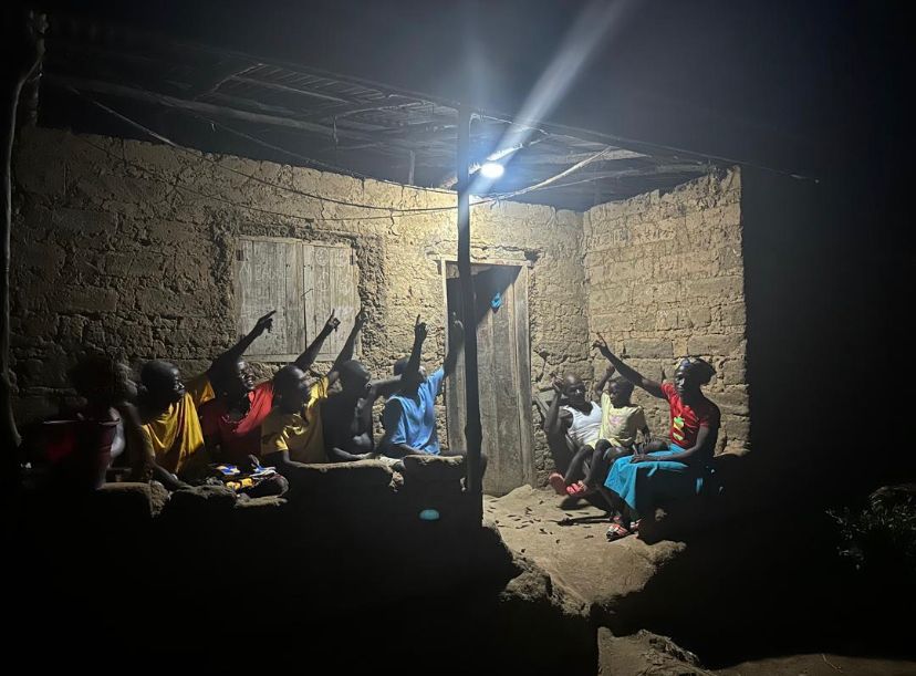 trocaire's tweet image. 💡Light bulbs change lives in Sierra Leone

With @Irish_Aid &amp;amp; our partner @SENDSierraLeone, we have installed solar lights in 73 households in the Port Loko district 🇸🇱

This initiative will start in other districts in May, with the support of local partners @NGO_AAD_SL &amp;amp; KADDRO.