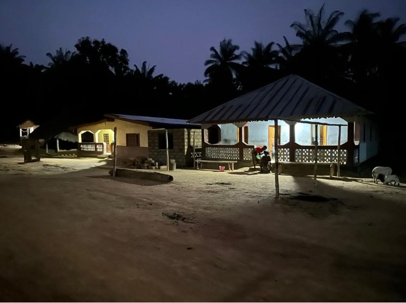 trocaire's tweet image. 💡Light bulbs change lives in Sierra Leone

With @Irish_Aid &amp;amp; our partner @SENDSierraLeone, we have installed solar lights in 73 households in the Port Loko district 🇸🇱

This initiative will start in other districts in May, with the support of local partners @NGO_AAD_SL &amp;amp; KADDRO.