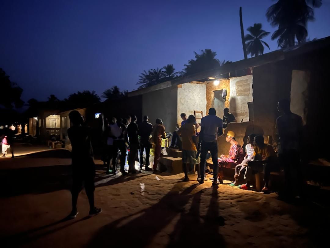 trocaire's tweet image. 💡Light bulbs change lives in Sierra Leone

With @Irish_Aid &amp;amp; our partner @SENDSierraLeone, we have installed solar lights in 73 households in the Port Loko district 🇸🇱

This initiative will start in other districts in May, with the support of local partners @NGO_AAD_SL &amp;amp; KADDRO.