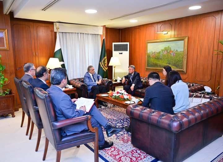 Ambassador of China to Pakistan Jiang Zaidong called on FM @MIshaqDar50 today. Multi-faceted discussions were held on the All-Weather Pakistan-China Strategic Partnership and #CPEC.