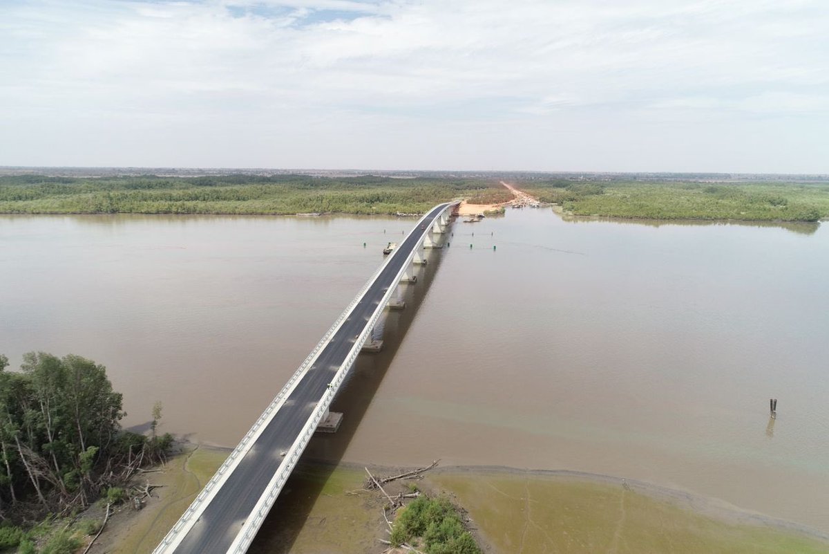 Ageroutesn's tweet photo. Senegambia bridge
Linรฉaire : 942 m
Largeur : 12 m
Il a รฉtรฉ conรงu pour faciliter la circulation des personnes et des biens dans le Sud du Sรฉnรฉgal en desservant notamment les rรฉgions de Sรฉdhiou, Kolda et Ziguinchor.
#MITTA #Ageroute #Kebetu #Arezki https://t.co/mE5oArl5yF