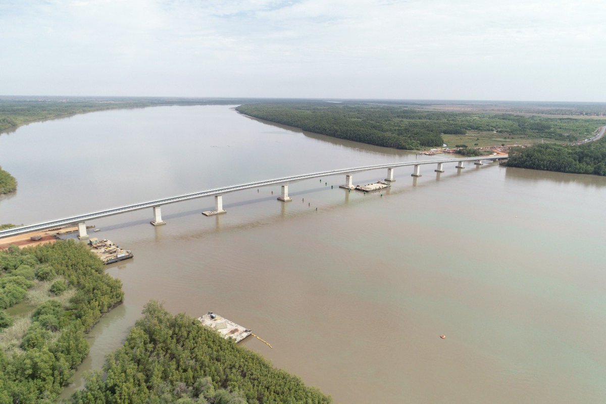 Ageroutesn's tweet photo. Senegambia bridge
Linรฉaire : 942 m
Largeur : 12 m
Il a รฉtรฉ conรงu pour faciliter la circulation des personnes et des biens dans le Sud du Sรฉnรฉgal en desservant notamment les rรฉgions de Sรฉdhiou, Kolda et Ziguinchor.
#MITTA #Ageroute #Kebetu #Arezki https://t.co/mE5oArl5yF
