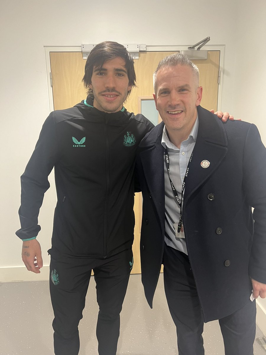 The Turner lads successfully stalked Tonali this week separately! 🤣 Fin camped outside the training ground on his teacher training day. I met him through school yesterday. My A-level Italian came in handy… he answered me in perfect English. Top lad! #nufc #Tonali