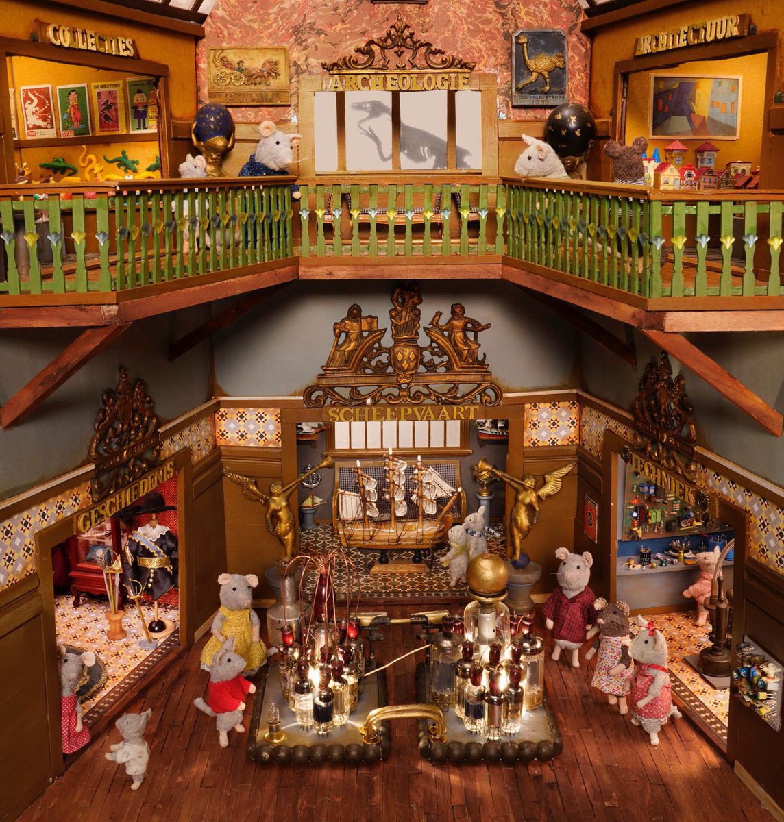 Uit mijn boek Het Museum. De elektriseermachine is geïnspireerd op de elektriseermachine in Teylers museum in Haarlem <a href="/TEYLERS/">Teylers Museum</a> alleen heb ik oude buislampen en kralen gebruikt- de balustrade is van cocktailprikkers gemaakt