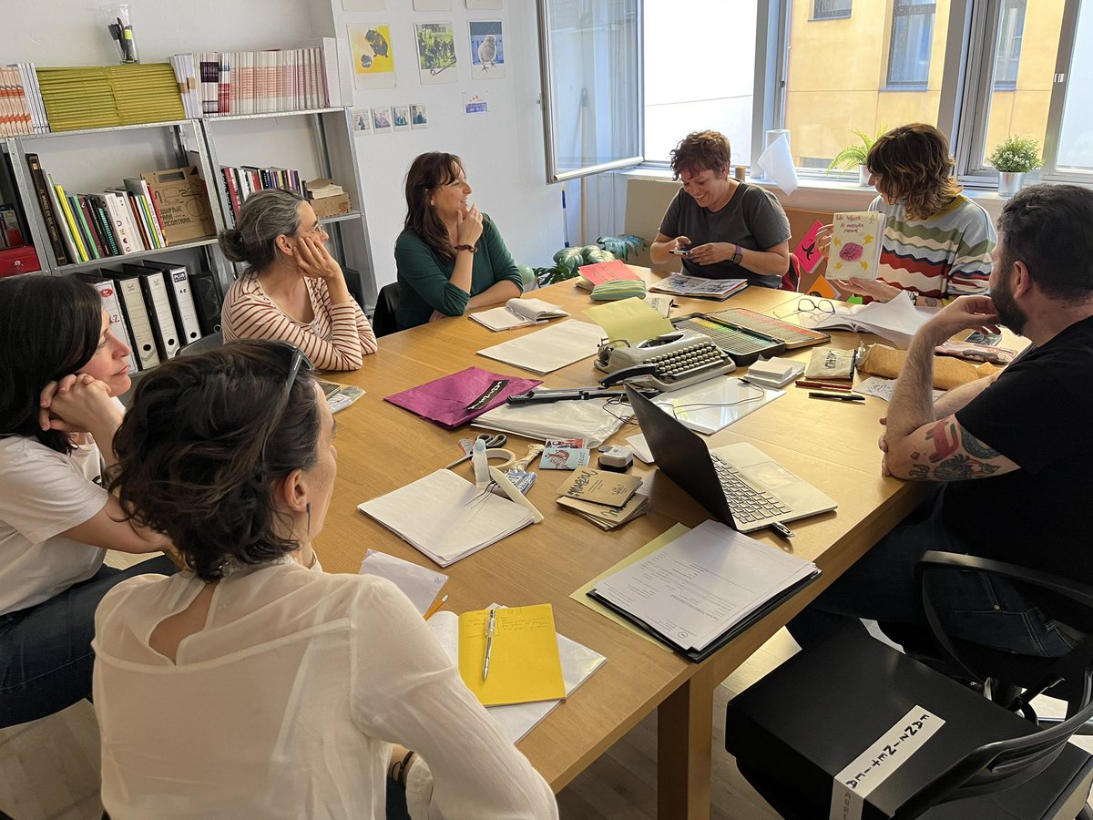 pinvisibles's tweet image. #PLANEA Ayer culminamos FANZINÉTICA, proyecto coordinado junto a @redplanea y guiado por Pedro Toro, del colectivo HUL.

En este proyecto, se brindó a docentes de centros educativos públicos de Madrid, posibilidades del #fanzine para su aplicación en las aulas. 

#Arte #Educación