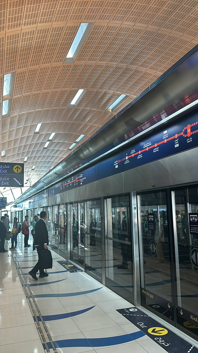 Dubai metro はbusinesses bayまで動いてます！