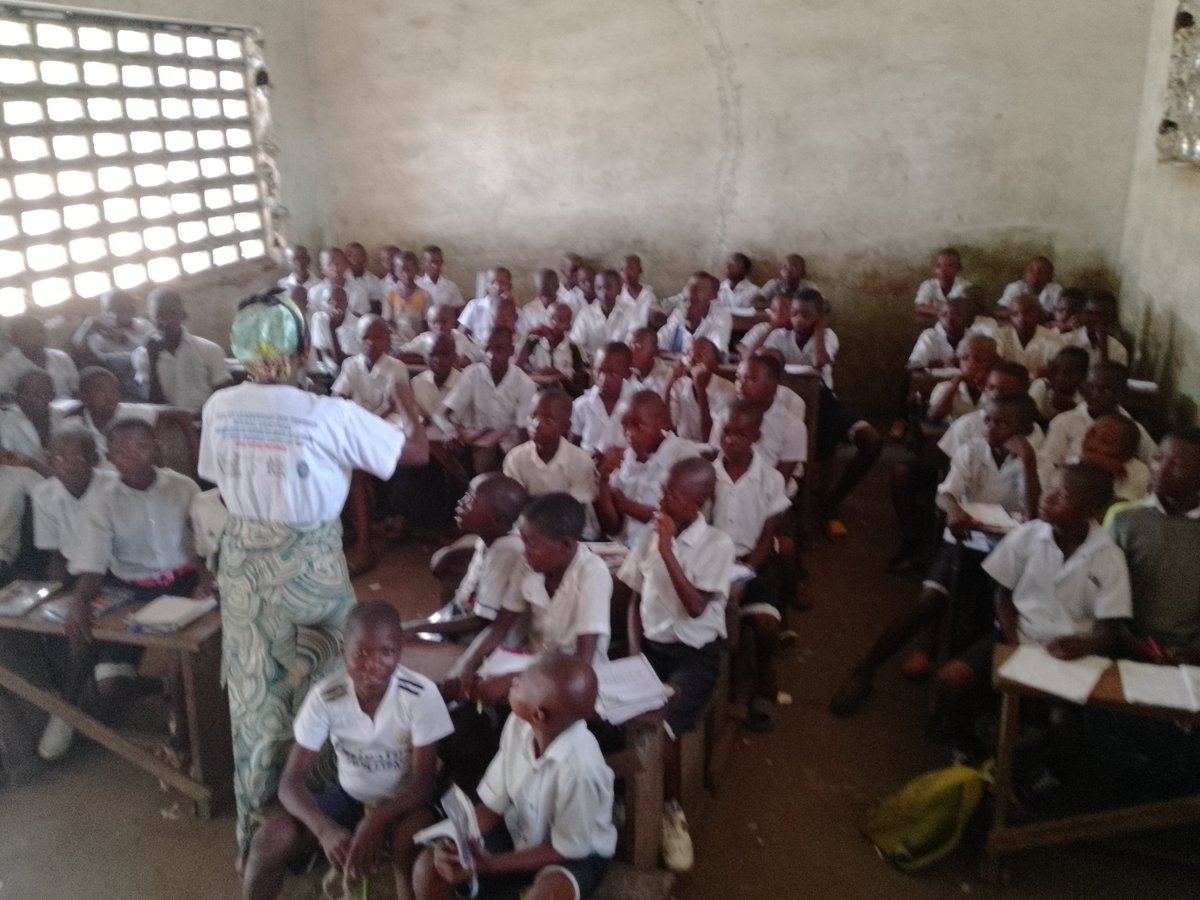 KasaiVlf's tweet photo. A #Kananga.
Les #ODDF du Kasaï central en collaboration avec le @refedef,sensibilisent les élèves de l'école Diakaja, dans la commune de Katoka sur le #droit à l'#éducation
#Objectif est de contribuer à la promotion et protection des droits de l'enfant https://t.co/WUPdOn9ilP