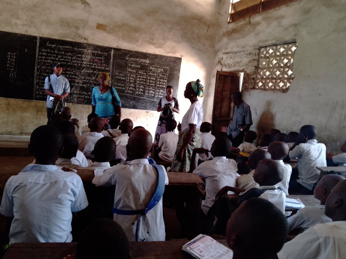 KasaiVlf's tweet photo. A #Kananga.
Les #ODDF du Kasaï central en collaboration avec le @refedef,sensibilisent les élèves de l'école Diakaja, dans la commune de Katoka sur le #droit à l'#éducation
#Objectif est de contribuer à la promotion et protection des droits de l'enfant https://t.co/WUPdOn9ilP