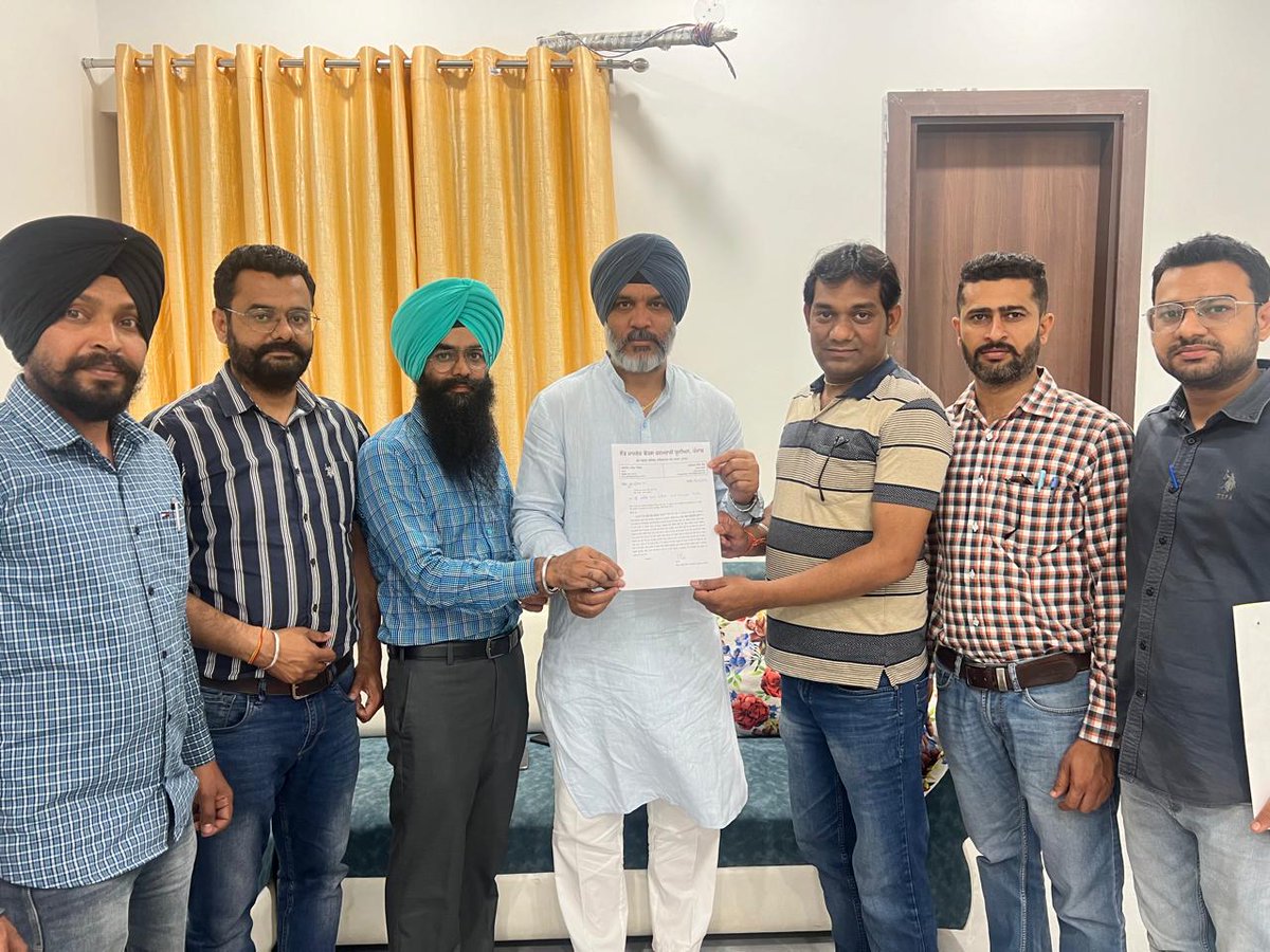 lmbunion_punjab's tweet photo. ਖੇਤੀਬਾੜੀ ਵਿਕਾਸ ਬੈਂਕ ਫਿਰੋਜ਼ਪੁਰ ਵੱਲੋਂ ਹਲਕਾ MLA ਫਿਰੋਜ਼ਪੁਰ ਦਿਹਾਤੀ, ਸ਼੍ਰੀ ਰਜਨੀਸ਼ ਕੁਮਾਰ ਦਹੀਆ ਜੀ  ਨੂੰ ਮੁਲਾਜਮਾਂ ਦਾ pending ਪੇ ਕਮਿਸ਼ਨ ਅਤੇ ਹੋਰ ਮੰਗਾਂ ਸਬੰਧੀ ਮੰਗ ਪੱਤਰ ਦਿੱਤਾ ਗਿਆ। ਉਹਨਾਂ ਵੱਲੋਂ ਇਸ ਪੱਤਰ ਦੀ ਕਾਪੀ ਖਜਾਨਾ ਮੰਤਰੀ @HarpalCheemaMLA ਜੀ ਨੂੰ ਵੀ ਭੇਜੀ ਗਈ।  @BhagwantMann @AAPPunjab https://t.co/1XIFxmRwQ6