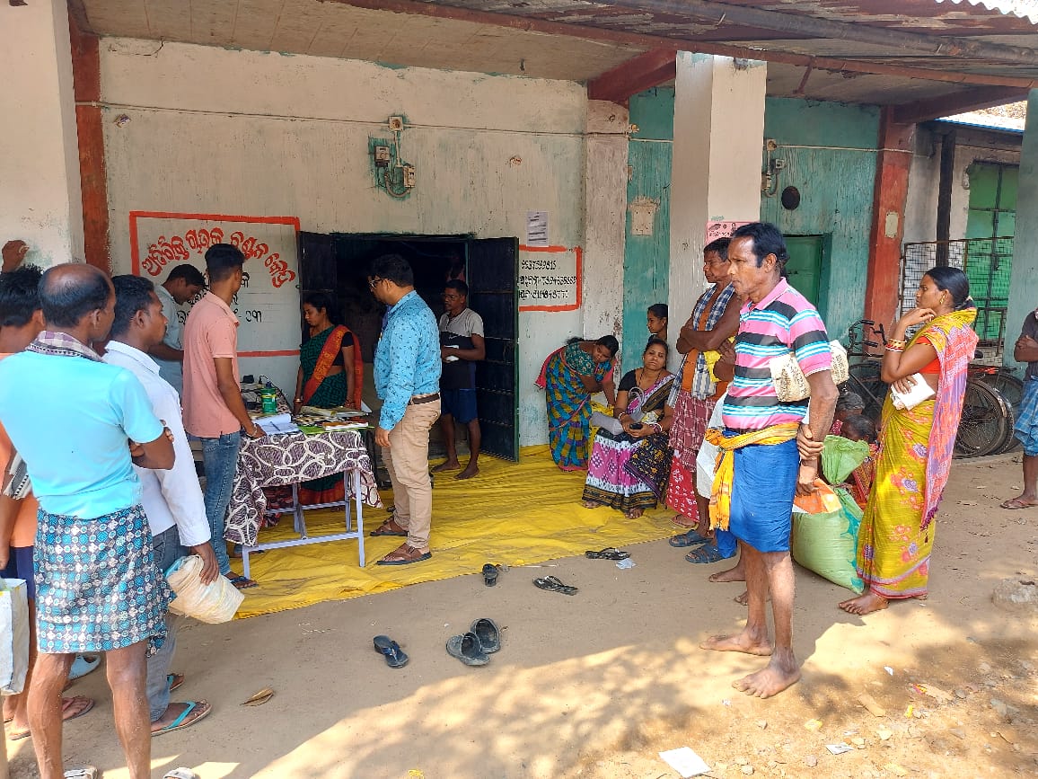 Visit to Reamal block, Deogarh to oversee the distribution of food grains to beneficiaries across various Fair Price Shops (FPSs). #Odisha