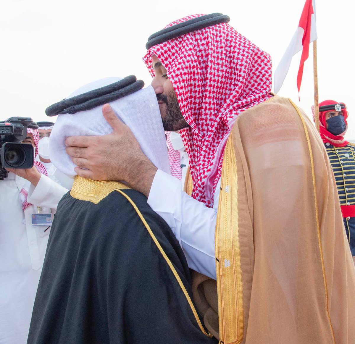 Ahmed_'s tweet photo. 🇧🇭🇸🇦:

لمن يشتكي من هجوم المغردين السعوديين عليهم و على بلدهم، لماذا لم ولن ترَ مواطن سعودي واحد يسيء لوطني البحرين🇧🇭؟

هل سبق و أن رأيت سعودي يسيء للبحرين ؟ شعباً او حكومةً؟

هل سبق و أن سألت نفسك عن ذلك؟
إذا فعلت، ستجد الإجابة تُوضح الكثير

و اصلاً ان كان هناك هجوم، فهو ليس هجوم بل دفاع، و تعتبر رداً على الإساءة التي يتعرض لها🤷🏽‍♂️

فالمغرد السعودي دائمًا محب ومتسامح مع جميع الجنسيات العربية ويتمنى الخير للجميع دون استثناء والبحريني ليس لديه عُقدة نقص كغيره لكي يستفز السعوديين ثم يتذمر من ردة فعلهم 

و لكن، يجب أن تعلم .. حينما يتم الاساءة إليه، فلن يجلس مكتوفي الأيدي، بل سيستخدم كل وسائله للدفاع عن نفسه و عن وطنه، و ترا .. تحمّل الي بجيك منه دامك استفزيته 👍🏾

هذه حقيقة صعبة، ولكنها واقعية جداً جداً