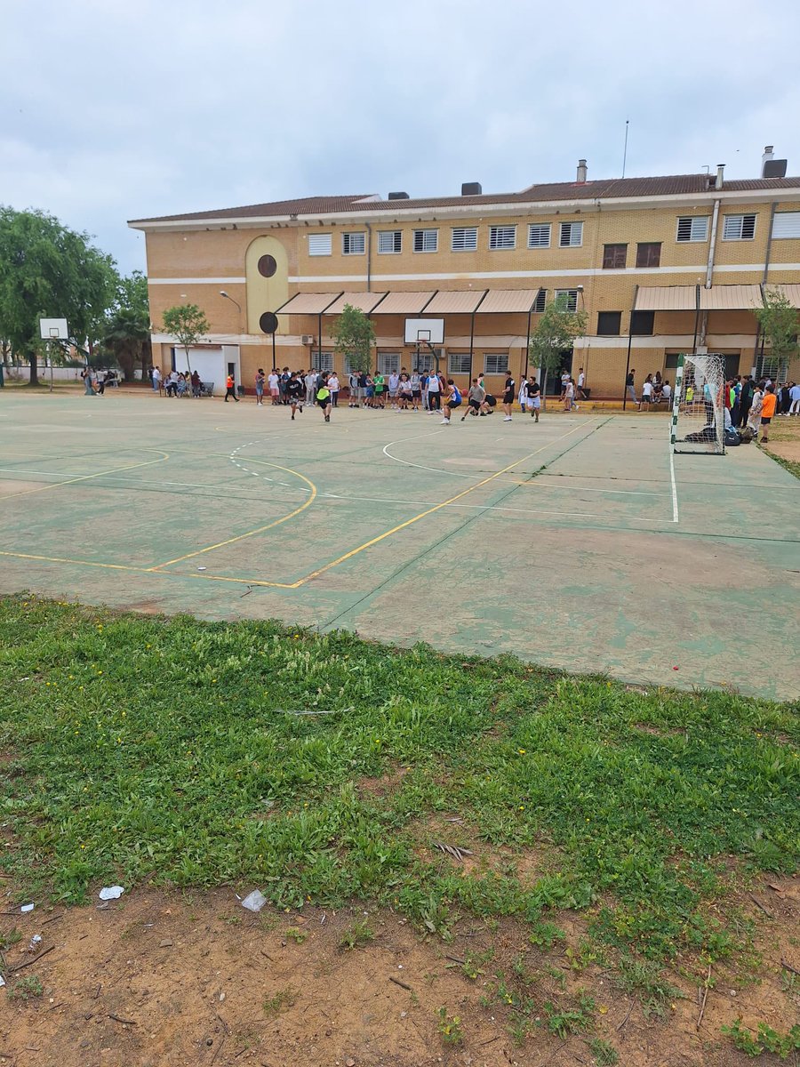 El IES Cantillana seguimos apostando por los recreos activos. En este mes se han empezado los campeonatos de baloncesto y seguimos dándole continuidad todo el curso con los partidos de ping pong.