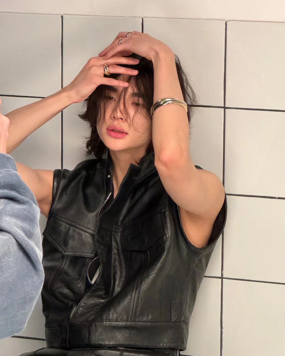 viraltakes's tweet photo. Hyunjin of Stray Kids looks stunning in newly shared picture. https://t.co/KAxa62v63A