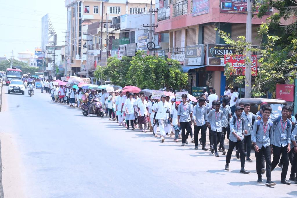 ZP_chanagar's tweet photo. ಚಾಮರಾಜ ನಗರದ ಚಾಮರಾಜೇಶ್ವರ ದೇವಾಲಯದ ಆವರಣದಿಂದ - ಕಳೆದ ಚುನಾವಣೆಯಲ್ಲಿ ಕಡಿಮೆ ಮತದಾನವಾಗಿರುವ ಮತಗಟ್ಟೆ ವ್ಯಾಪ್ತಿಯ ಪ್ರದೇಶಗಳಲ್ಲಿ ಸುಮಾರು 5 ಕಿಲೋ ಮೀಟರ್ ಬೃಹತ್ ಕಾಲ್ನಡಿಗೆ ಜಾಥಾ ಮೂಲಕ ಮತದಾನದ ಅರಿವು ಮೂಡಿಸಲಾಯಿತು.
#chunavanaparva #deshadagarva
#jatha #lokasabhaelection2024
@ceo_karnataka https://t.co/aEYpB0JBMC
