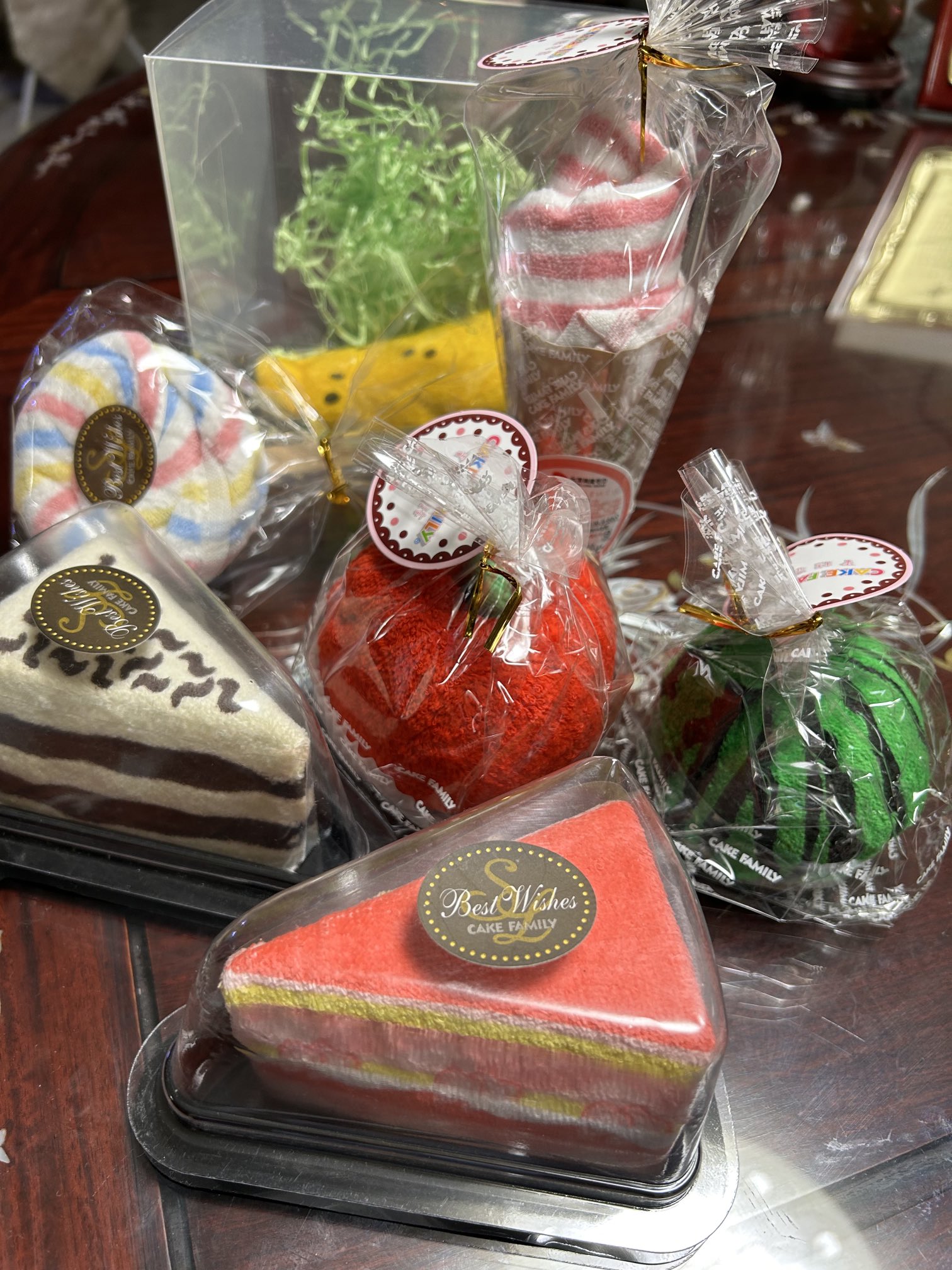 judyongg These are not cakes nor sweets! They are towels!  Sweets made of towels! ケーキでもソフトクリームでもりんごでもキャンディでもありません。全部タオルです！びっくり！ It was  a present from my friend. Made in Taiwan! It was a ...